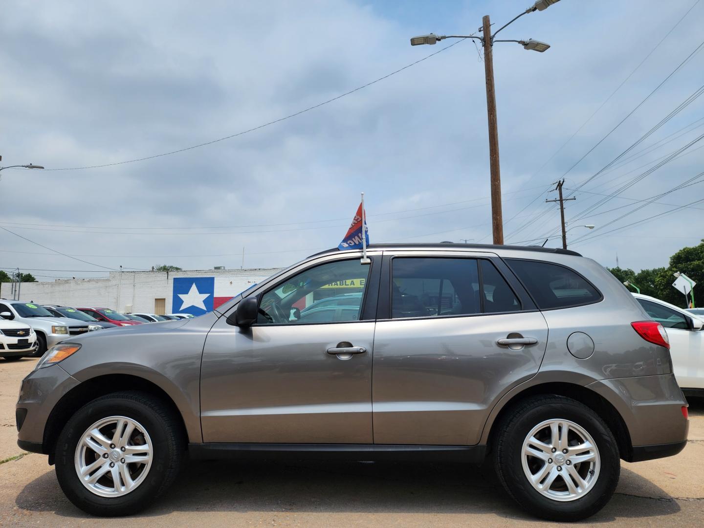 2012 GRAY Hyundai Santa Fe FE GLS (5XYZGDAB0CG) , AUTO transmission, located at 2660 S.Garland Avenue, Garland, TX, 75041, (469) 298-3118, 32.885551, -96.655602 - Welcome to DallasAutos4Less, one of the Premier BUY HERE PAY HERE Dealers in the North Dallas Area. We specialize in financing to people with NO CREDIT or BAD CREDIT. We need proof of income, proof of residence, and a ID. Come buy your new car from us today!! This is a very clean 2012 HYUNDAI SAN - Photo#6